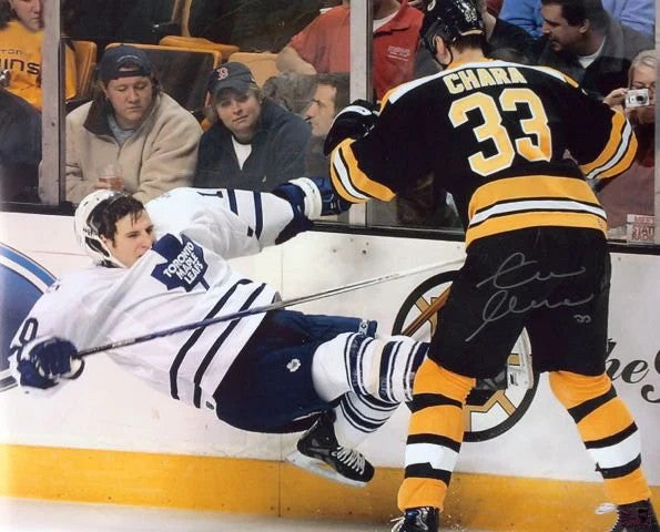 Zdeno Chara Autographed 16x20 Photo - 22