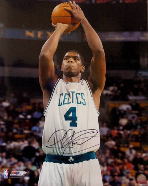Ryan Gomes Autographed 16x20 Photo - 02